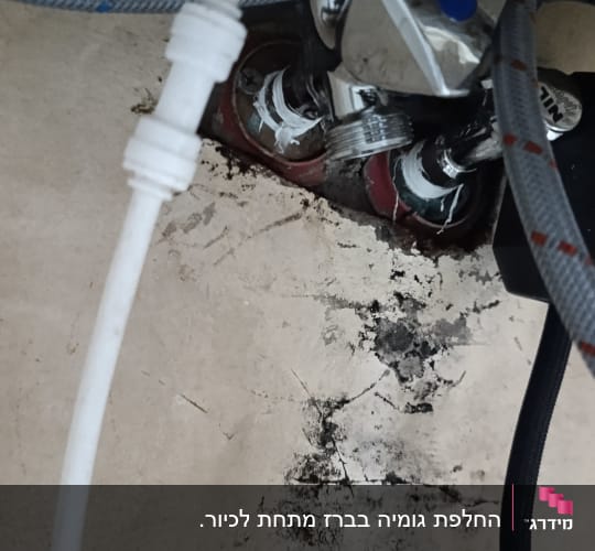 חיבור ברזי ניל וצינור מערכת סינון מים מתחת לכיור